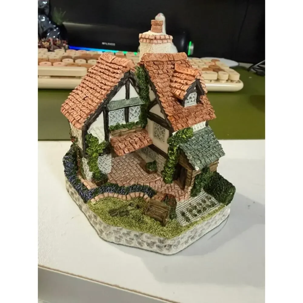 David Winter Collector's Guild - Gardener's Cottage 1994 - Good Condition
